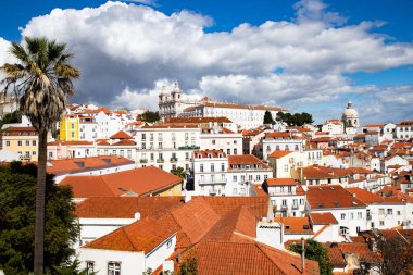 Lizbon, Portekiz 'in ufuk çizgisinin panoramik manzarası, Alfama bölgesindeki birçok renkli ev