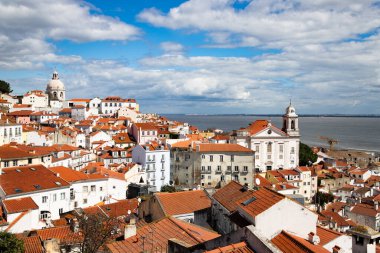 Lizbon, Portekiz 'in ufuk çizgisinin panoramik manzarası, Alfama bölgesindeki birçok renkli ev