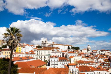 Lizbon, Portekiz 'in ufuk çizgisinin panoramik manzarası, Alfama bölgesindeki birçok renkli ev