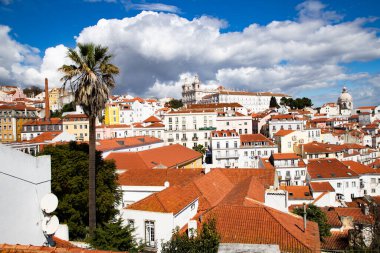 Lizbon, Portekiz 'in ufuk çizgisinin panoramik manzarası, Alfama bölgesindeki birçok renkli ev