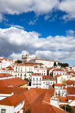 Lizbon, Portekiz 'in ufuk çizgisinin panoramik manzarası, Alfama bölgesindeki birçok renkli ev