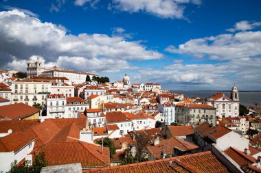 Lizbon, Portekiz 'in ufuk çizgisinin panoramik manzarası, Alfama bölgesindeki birçok renkli ev