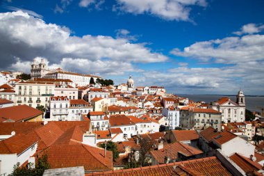 Lizbon, Portekiz 'in ufuk çizgisinin panoramik manzarası, Alfama bölgesindeki birçok renkli ev