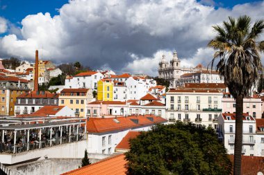Lizbon, Portekiz 'in ufuk çizgisinin panoramik manzarası, Alfama bölgesindeki birçok renkli ev