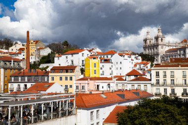 Lizbon, Portekiz 'in ufuk çizgisinin panoramik manzarası, Alfama bölgesindeki birçok renkli ev