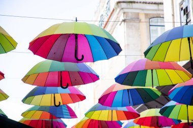 Şehirde renkli şemsiyeler var.