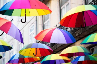 Şehirde renkli şemsiyeler var.