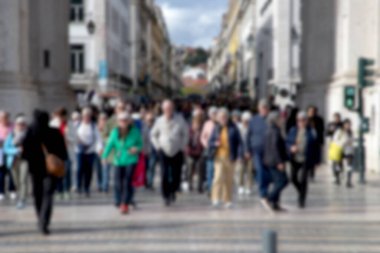 Şehirde yürüyen bulanık insan kalabalığı