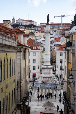 Lizbon, Portekiz 'in ufuk çizgisinin panoramik manzarası, Alfama bölgesindeki birçok renkli ev