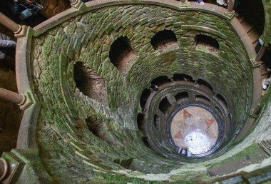Regaleira Sarayı veya Quinta da Regaleira, Portekiz 'in Sintra şehrinde yer alan bir Gotik quinta.