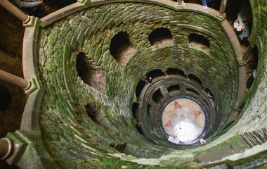Regaleira Sarayı veya Quinta da Regaleira, Portekiz 'in Sintra şehrinde yer alan bir Gotik quinta.