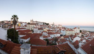 Lizbon, Portekiz 'in ufuk çizgisinin panoramik manzarası, Alfama bölgesindeki birçok renkli ev