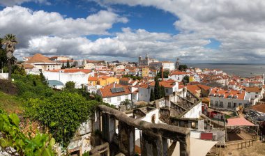 Lizbon, Portekiz 'in ufuk çizgisinin panoramik manzarası, Alfama bölgesindeki birçok renkli ev