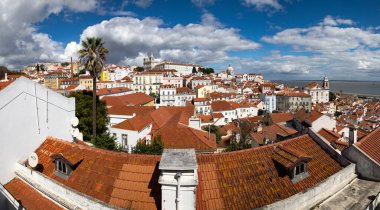 Lizbon, Portekiz 'in ufuk çizgisinin panoramik manzarası, Alfama bölgesindeki birçok renkli ev