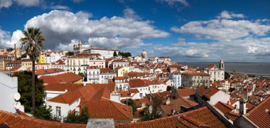 Lizbon, Portekiz 'in ufuk çizgisinin panoramik manzarası, Alfama bölgesindeki birçok renkli ev