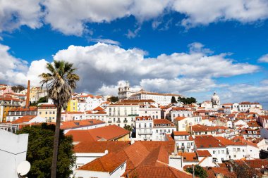 Lizbon, Portekiz 'in ufuk çizgisinin panoramik manzarası, Alfama bölgesindeki birçok renkli ev