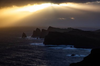 Madeira, Portekiz 'in kayalarıyla dolu dramatik kıyı şeridi