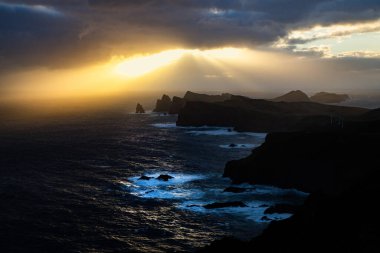 Madeira, Portekiz 'in kayalarıyla dolu dramatik kıyı şeridi