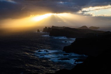 Madeira, Portekiz 'in kayalarıyla dolu dramatik kıyı şeridi