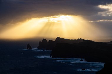 Madeira, Portekiz 'in kayalarıyla dolu dramatik kıyı şeridi