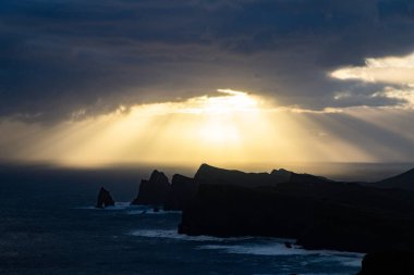 Madeira, Portekiz 'in kayalarıyla dolu dramatik kıyı şeridi