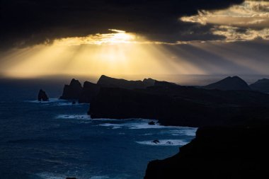 Madeira, Portekiz 'in kayalarıyla dolu dramatik kıyı şeridi