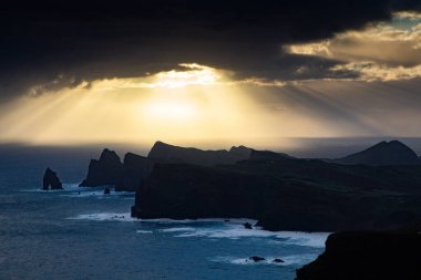Madeira, Portekiz 'in kayalarıyla dolu dramatik kıyı şeridi
