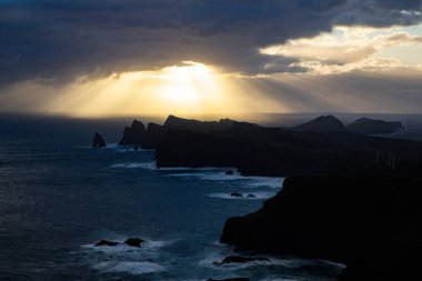 Madeira, Portekiz 'in kayalarıyla dolu dramatik kıyı şeridi