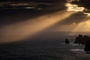 Madeira, Portekiz 'in kayalarıyla dolu dramatik kıyı şeridi