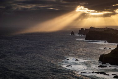 Madeira, Portekiz 'in kayalarıyla dolu dramatik kıyı şeridi