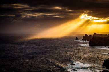 Madeira, Portekiz 'in kayalarıyla dolu dramatik kıyı şeridi