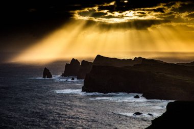 Madeira, Portekiz 'in kayalarıyla dolu dramatik kıyı şeridi