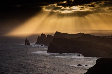 Madeira, Portekiz 'in kayalarıyla dolu dramatik kıyı şeridi
