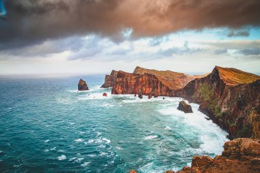 Madeira, Portekiz 'in kayalarıyla dolu dramatik kıyı şeridi
