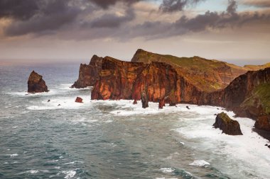 Madeira, Portekiz 'in kayalarıyla dolu dramatik kıyı şeridi