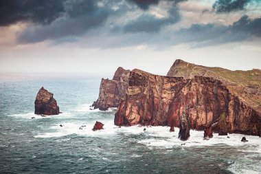 Madeira, Portekiz 'in kayalarıyla dolu dramatik kıyı şeridi