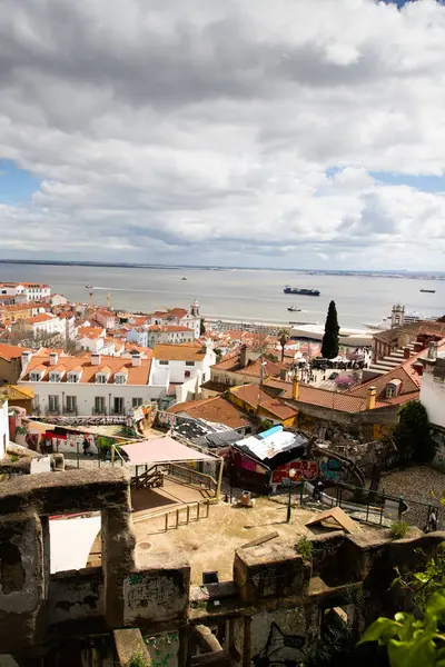 Lizbon, Portekiz 'in ufuk çizgisinin panoramik manzarası, Alfama bölgesindeki birçok renkli ev