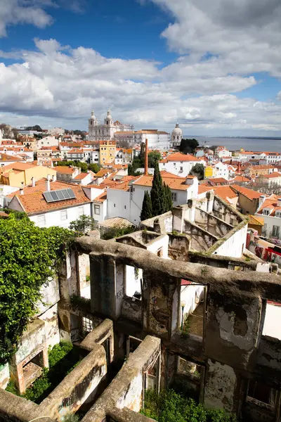 Lizbon, Portekiz 'in ufuk çizgisinin panoramik manzarası, Alfama bölgesindeki birçok renkli ev