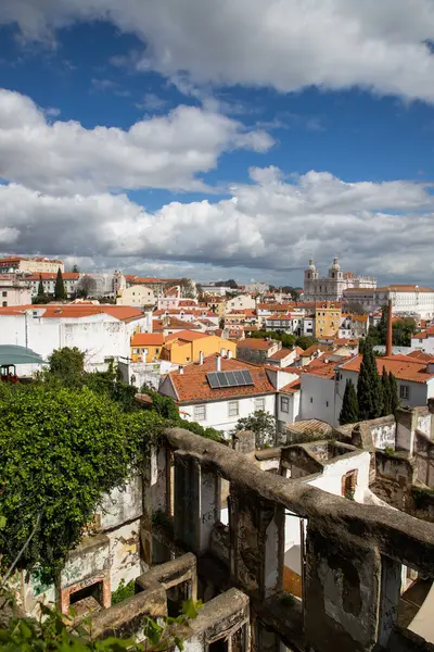 Lizbon, Portekiz 'in ufuk çizgisinin panoramik manzarası, Alfama bölgesindeki birçok renkli ev