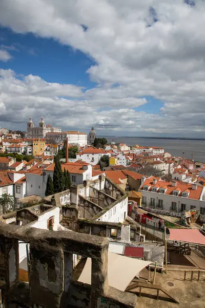 Lizbon, Portekiz 'in ufuk çizgisinin panoramik manzarası, Alfama bölgesindeki birçok renkli ev