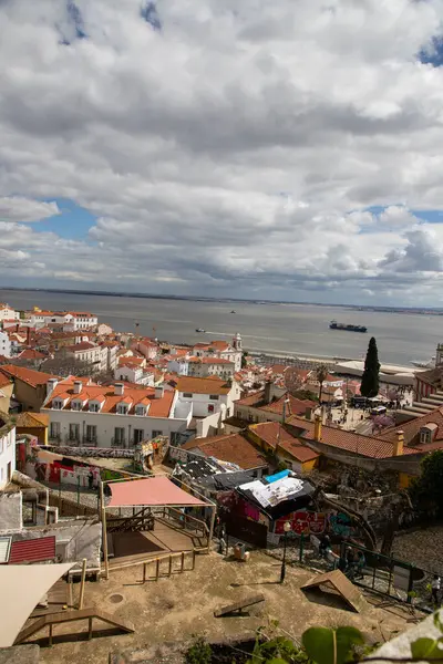 Lizbon, Portekiz 'in ufuk çizgisinin panoramik manzarası, Alfama bölgesindeki birçok renkli ev