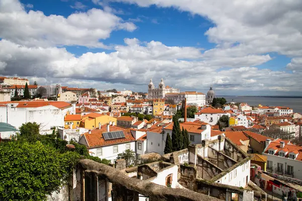 Lizbon, Portekiz 'in ufuk çizgisinin panoramik manzarası, Alfama bölgesindeki birçok renkli ev