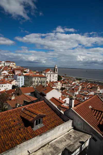 Lizbon, Portekiz 'in ufuk çizgisinin panoramik manzarası, Alfama bölgesindeki birçok renkli ev