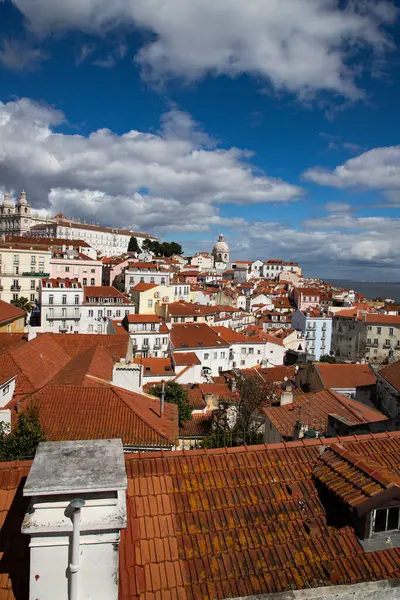 Lizbon, Portekiz 'in ufuk çizgisinin panoramik manzarası, Alfama bölgesindeki birçok renkli ev