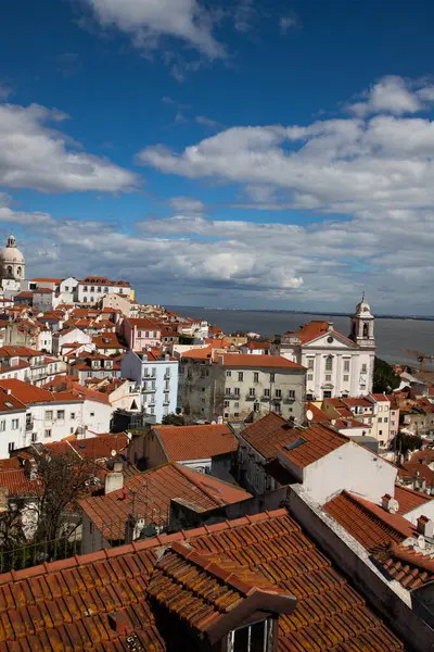 Lizbon, Portekiz 'in ufuk çizgisinin panoramik manzarası, Alfama bölgesindeki birçok renkli ev