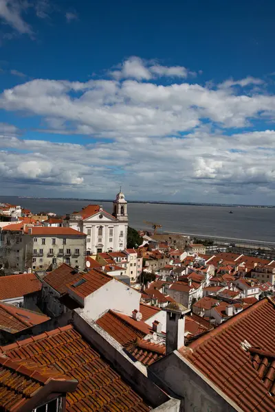 Lizbon, Portekiz 'in ufuk çizgisinin panoramik manzarası, Alfama bölgesindeki birçok renkli ev