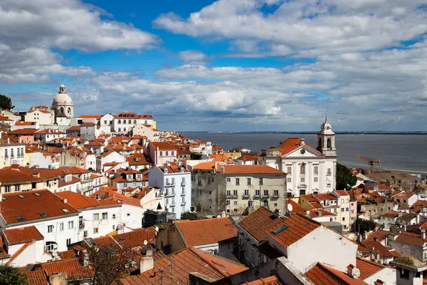 Lizbon, Portekiz 'in ufuk çizgisinin panoramik manzarası, Alfama bölgesindeki birçok renkli ev