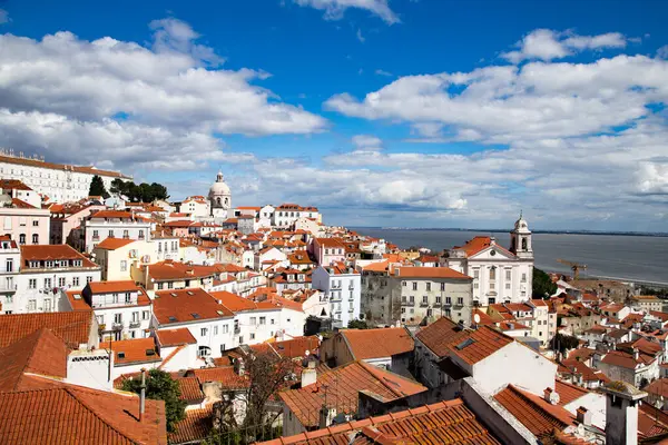 Lizbon, Portekiz 'in ufuk çizgisinin panoramik manzarası, Alfama bölgesindeki birçok renkli ev