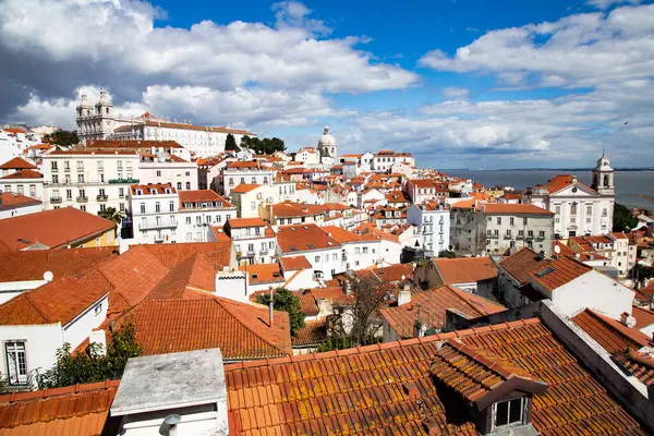 Lizbon, Portekiz 'in ufuk çizgisinin panoramik manzarası, Alfama bölgesindeki birçok renkli ev