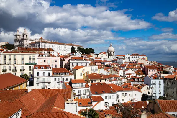 Lizbon, Portekiz 'in ufuk çizgisinin panoramik manzarası, Alfama bölgesindeki birçok renkli ev